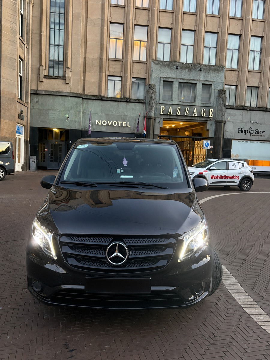 Mercedes-Vito taxibus van Leidse Taxi Lijn voor groepen tot 8 personen