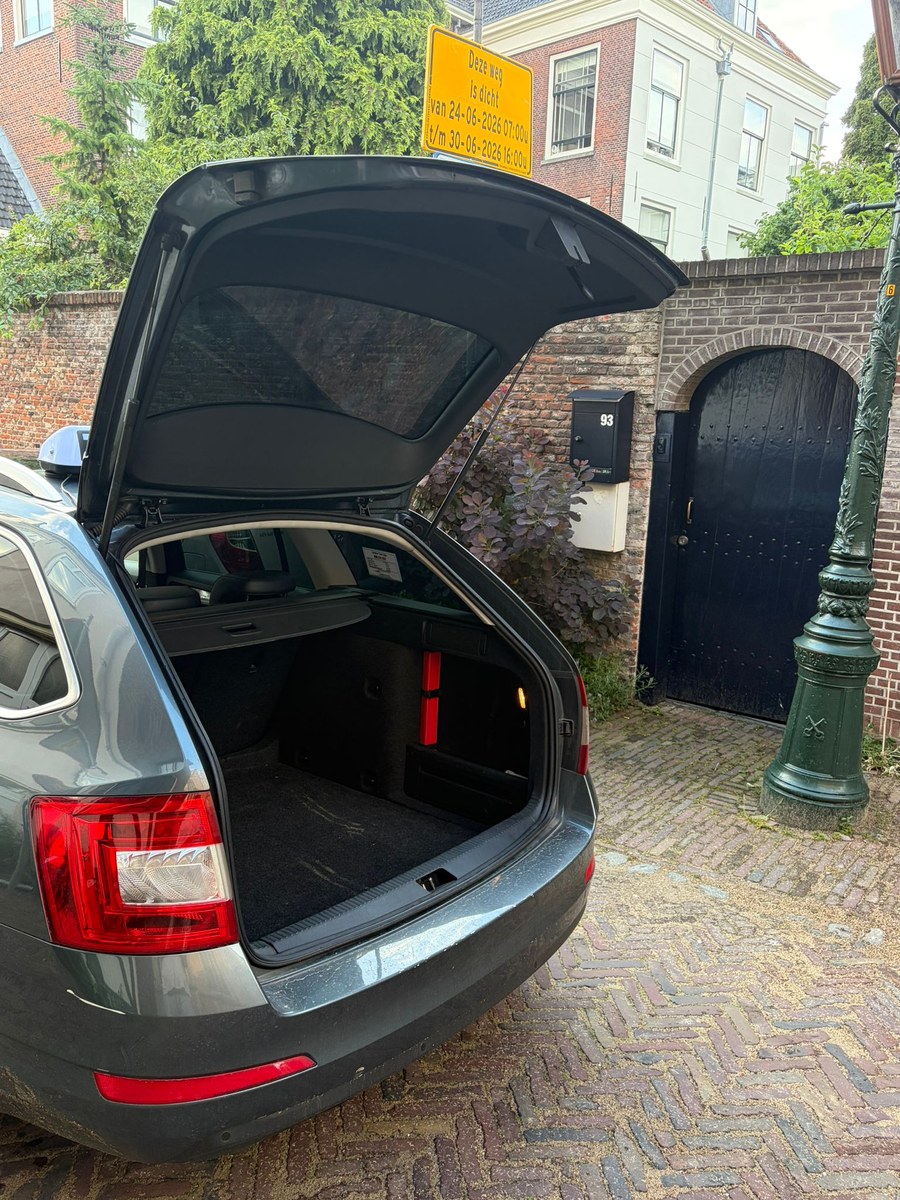 Ruime bagageruimte van de stationwagen van Leidse Taxi Lijn
