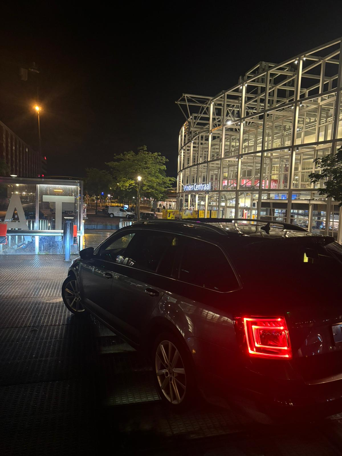 Verzorgde taxi van Leidse Taxi Lijn bij station Leiden Centraal